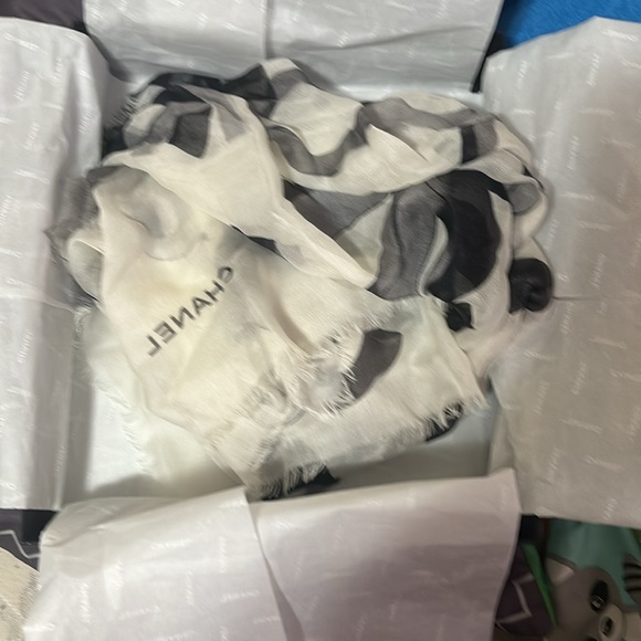 5️⃣0️⃣0️⃣ brand new Authentic Chanel silk and cashmere wrap - Picture 6 of 7